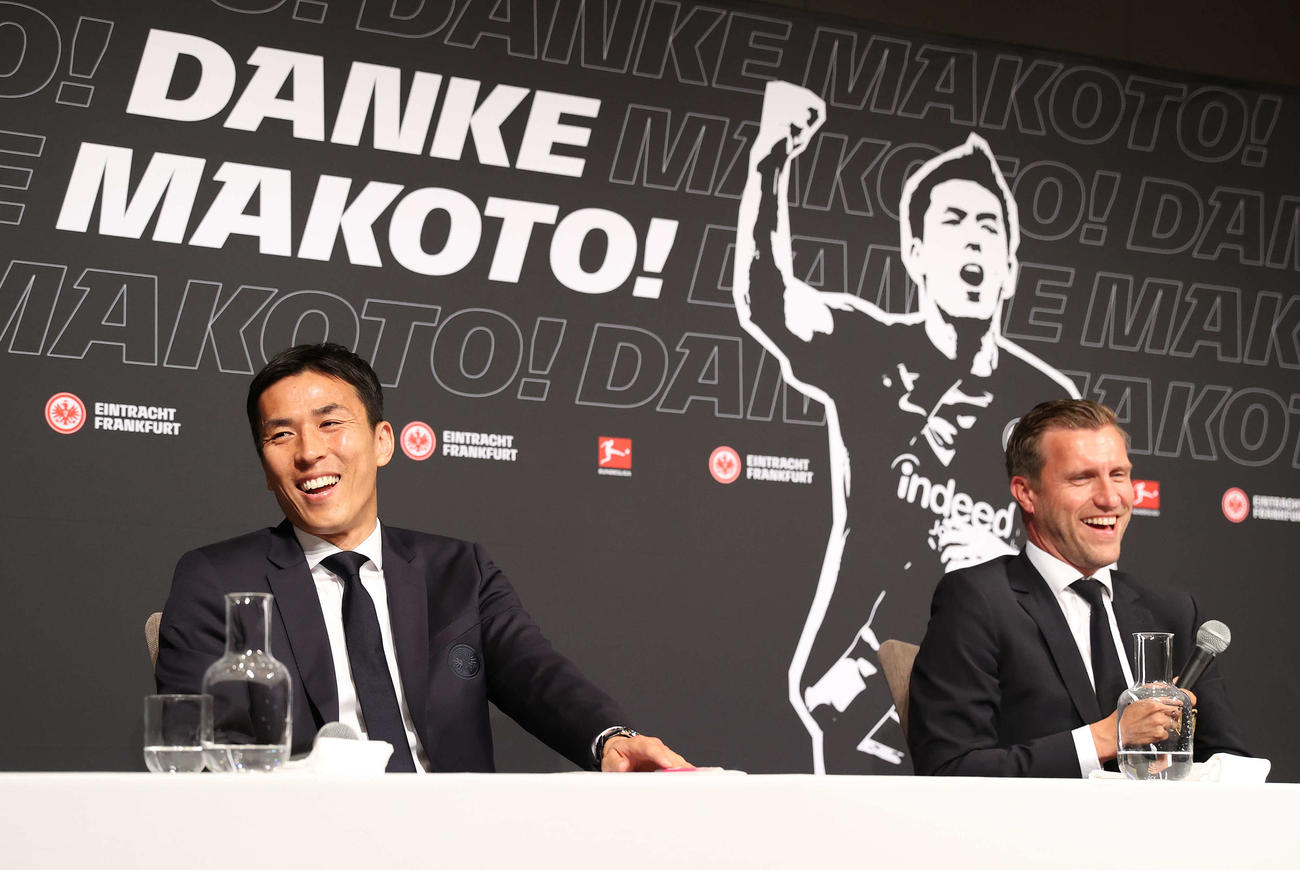 引退会見に臨んだサッカー元日本代表の長谷部（左）は同席したフランクフルトのクレーシェSDと笑顔を見せる（撮影・河野匠）