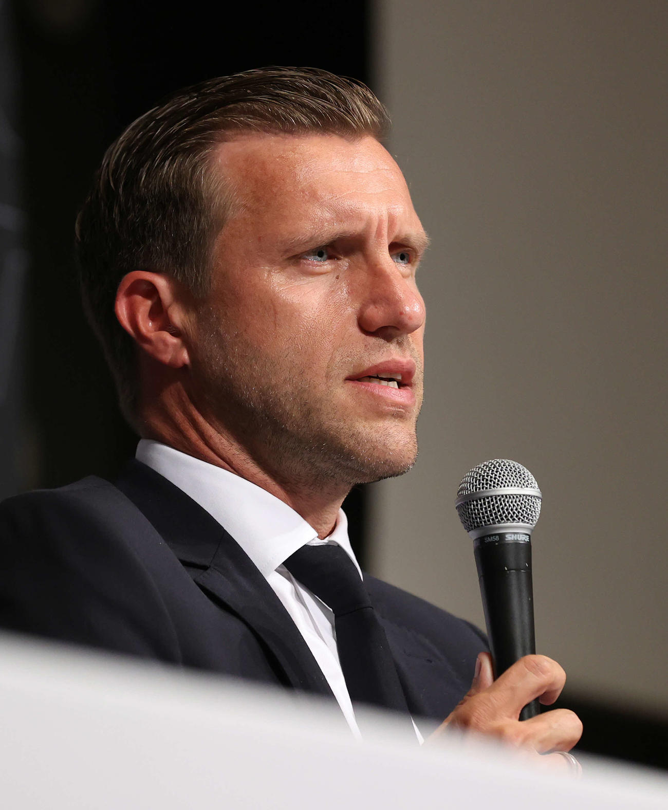 サッカー元日本代表の長谷部の引退会見に同席したフランクフルトのクレーシェSD（撮影・河野匠）