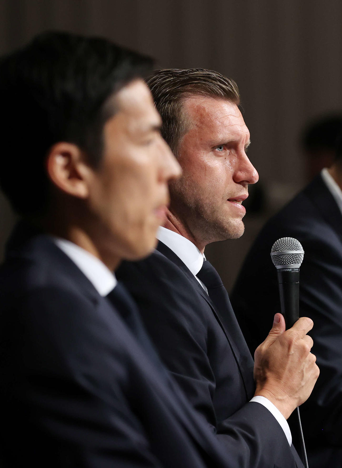 サッカー元日本代表の長谷部（手前）の引退会見に同席したフランクフルトのクレーシェSD（撮影・河野匠）
