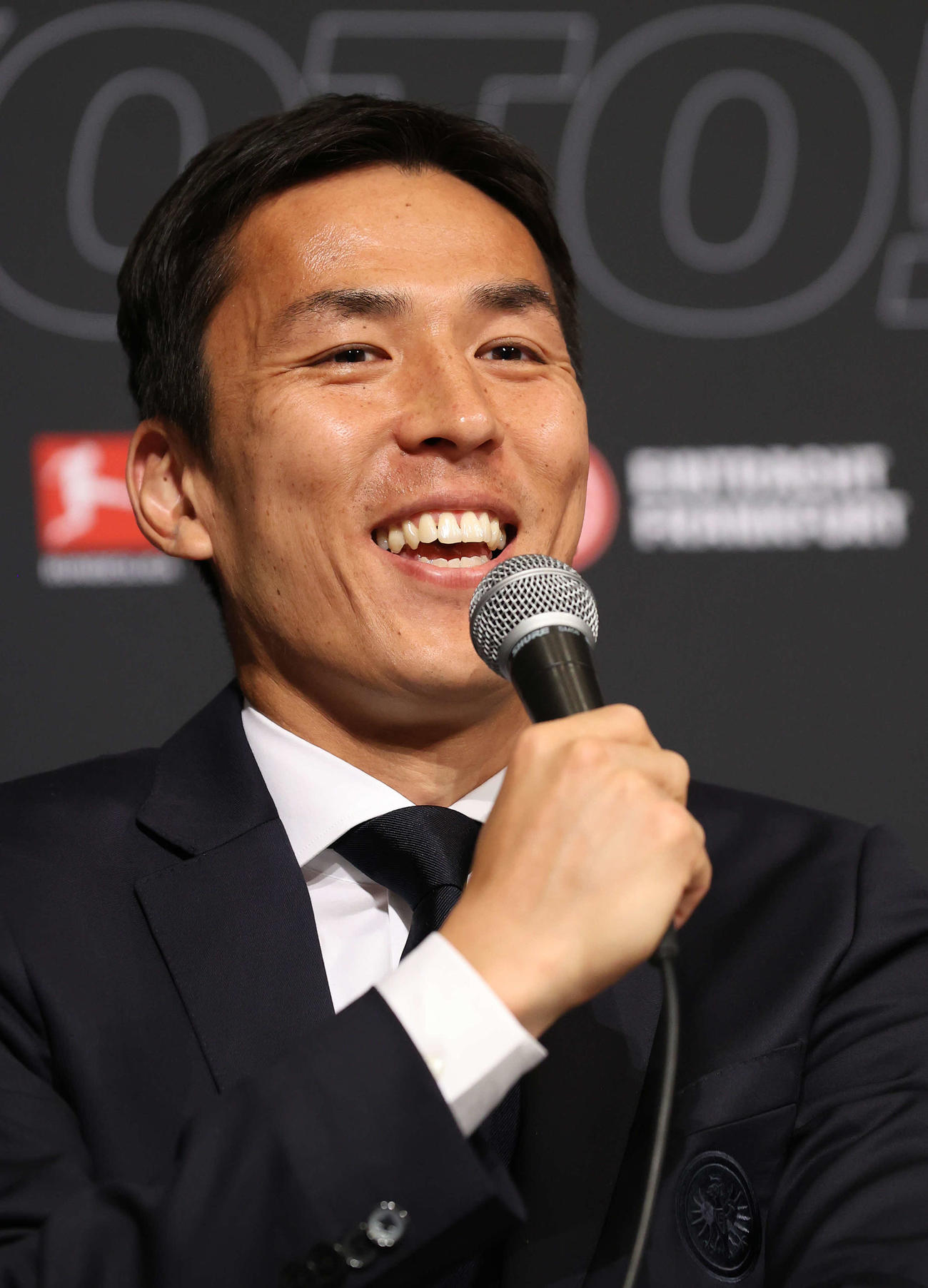 引退会見で笑顔を見せるサッカー元日本代表の長谷部（撮影・河野匠）