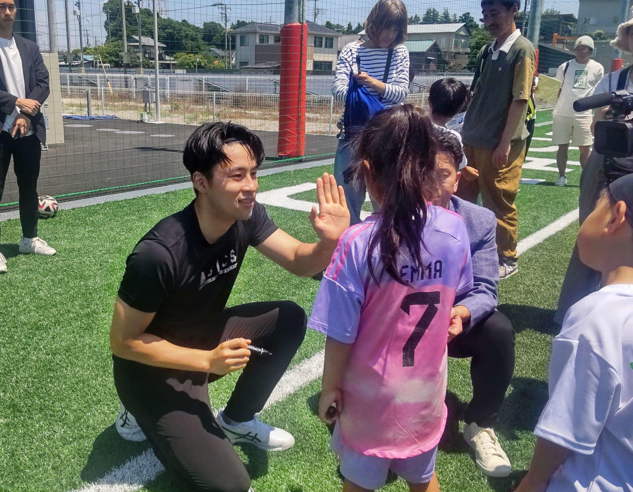 サッカー教室で子供たちと交流したDF中山雄太（左）