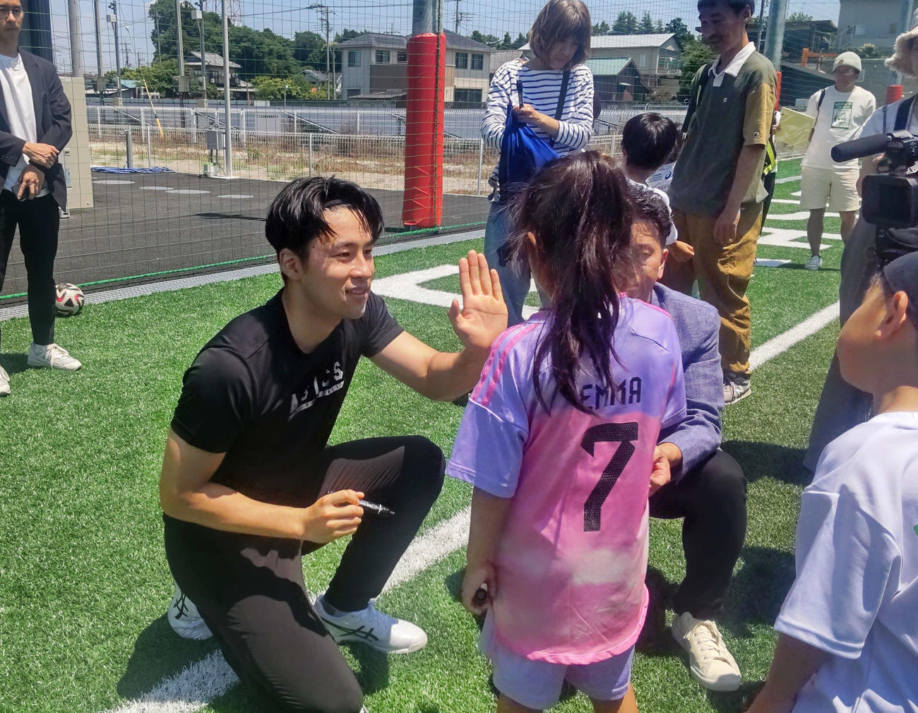サッカー教室で子供たちと交流した中山（左）