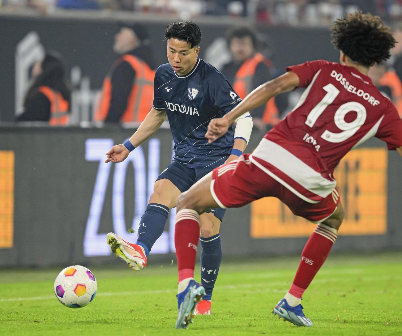 デュッセルドルフ戦の後半、競り合うボーフムの浅野（左）（共同）