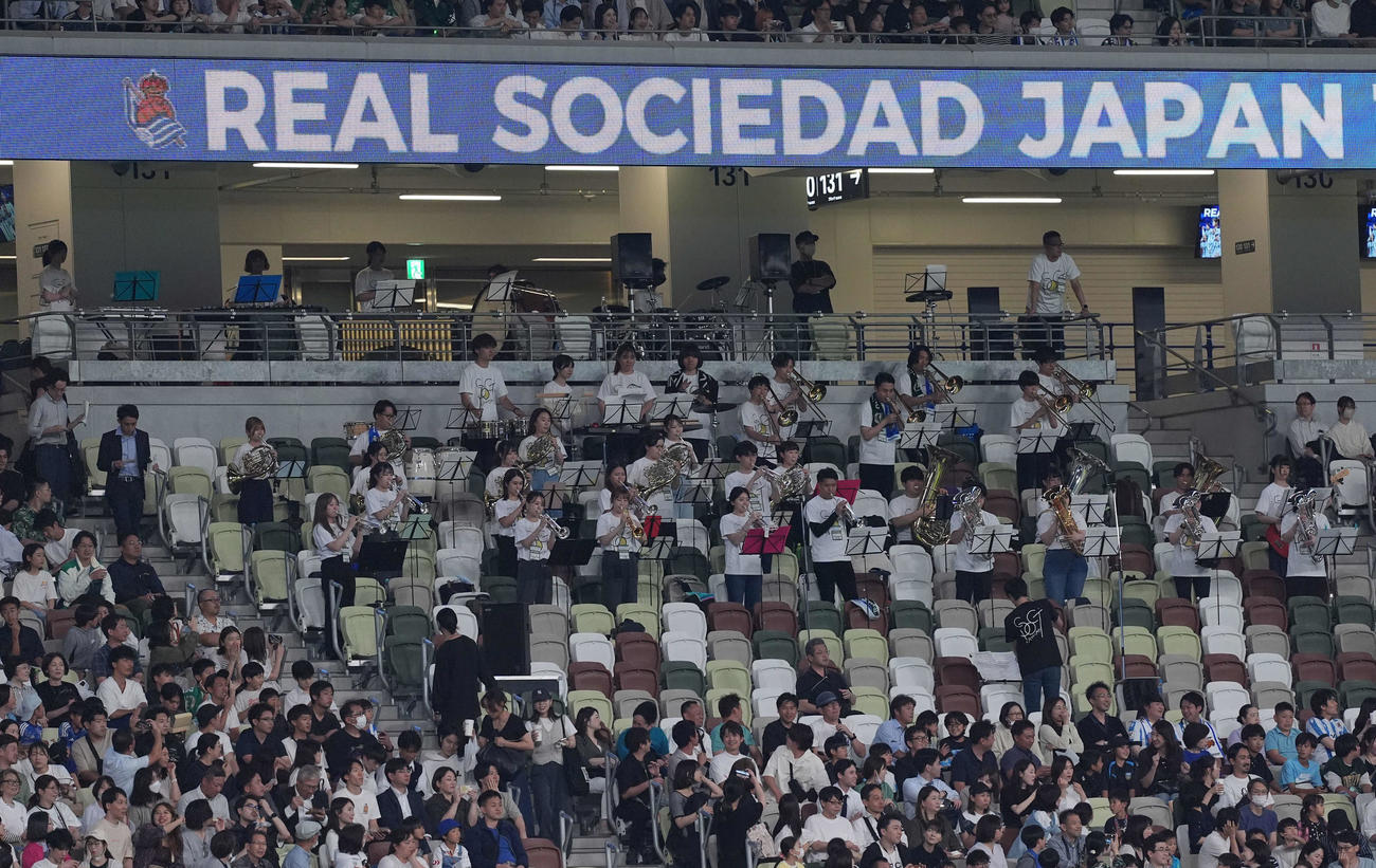 レアルソシエダード対東京V　バックスタンドで演奏する洗足学園高校、大学のブラスバンド部（撮影・井上学）
