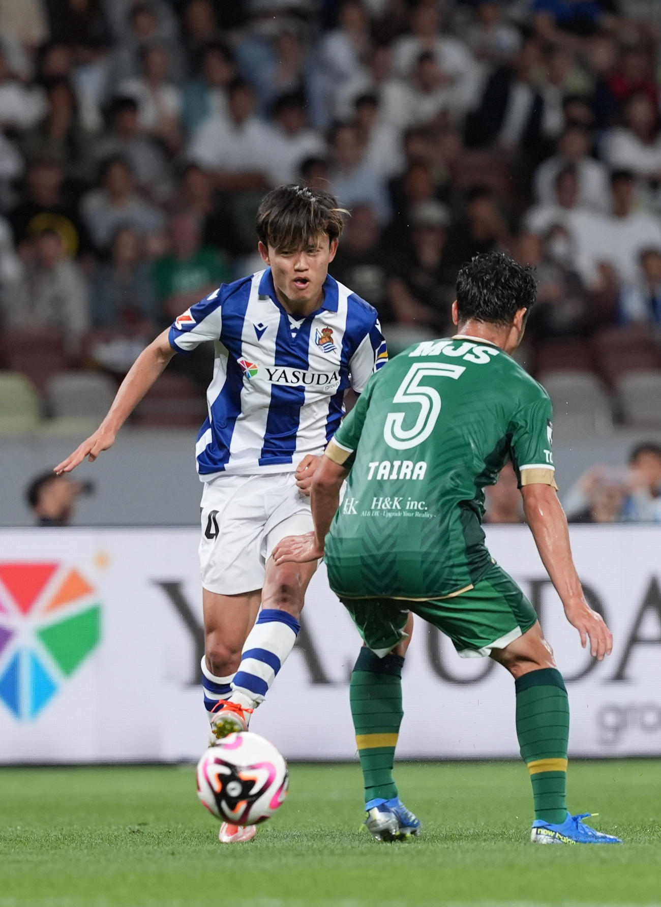 レアル・ソシエダード対東京V　前半、シュートを放つレアル・ソシエダードの久保(撮影・井上学)