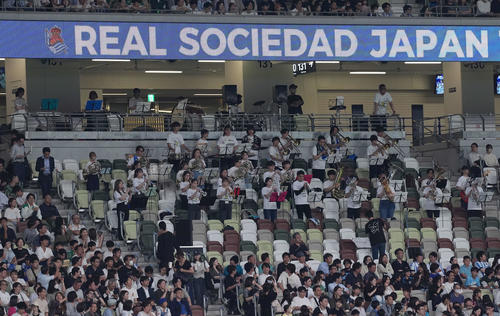 レアルソシエダード対東京V　バックスタンドで演奏する洗足学園高校、大学のブラスバンド部（撮影・井上学）