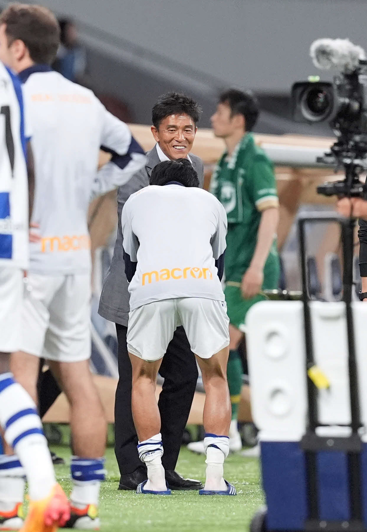 レアルソシエダード対東京V　試合後、レアルソシエダードの久保（手前）と握手する東京V城福監督（撮影・井上学）