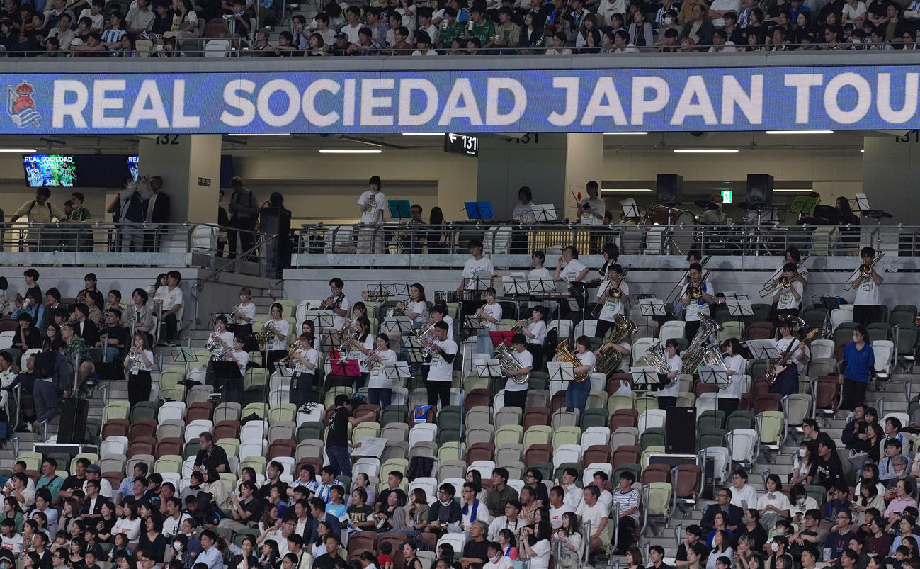 レアルソシエダード対東京V　バックスタンドで演奏する洗足学園高校、大学のブラスバンド部（撮影・井上学）