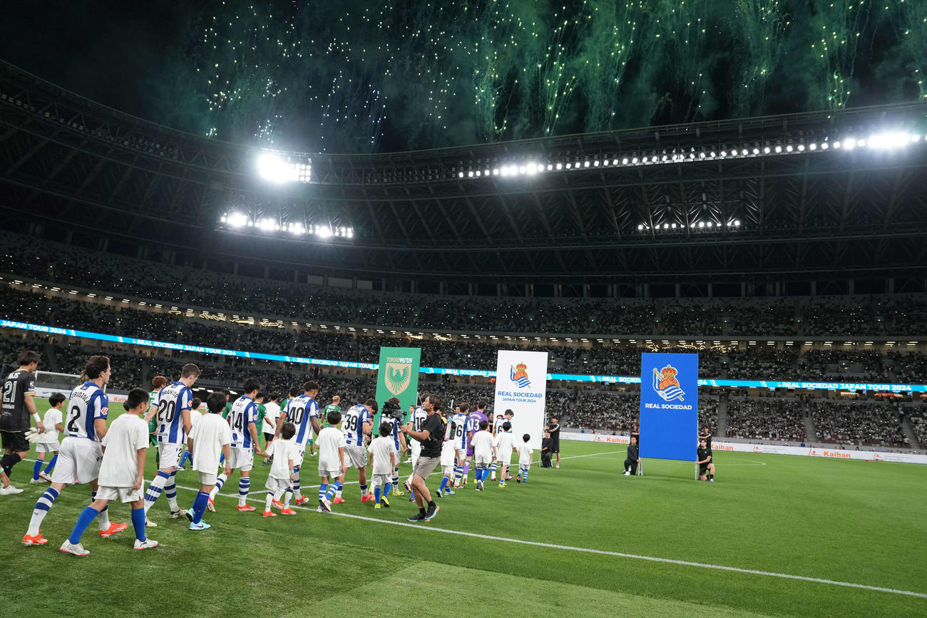 レアルソシエダード対東京V　試合開始前の花火の演出（撮影・井上学）