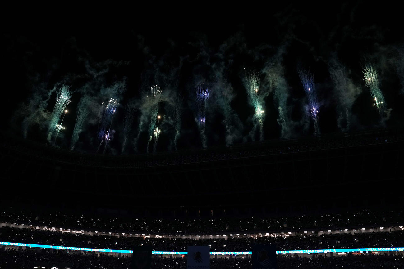 レアルソシエダード対東京V　試合開始前の花火の演出（撮影・井上学）
