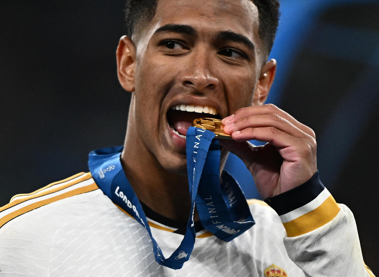 チャンピオンズリーグ 決勝 ドルトムント対レアル・マドリード　メダルをかむレアル・マドリードのベリンガム（ロイター）
