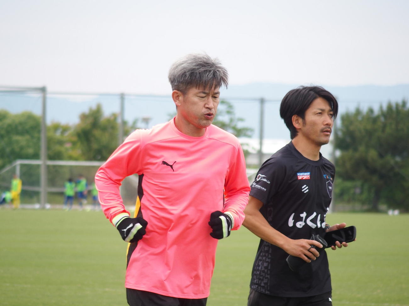 大阪府内で自主トレを開始したカズ（左）と甲府や横浜FCでプレーした長谷川（撮影・永田淳）