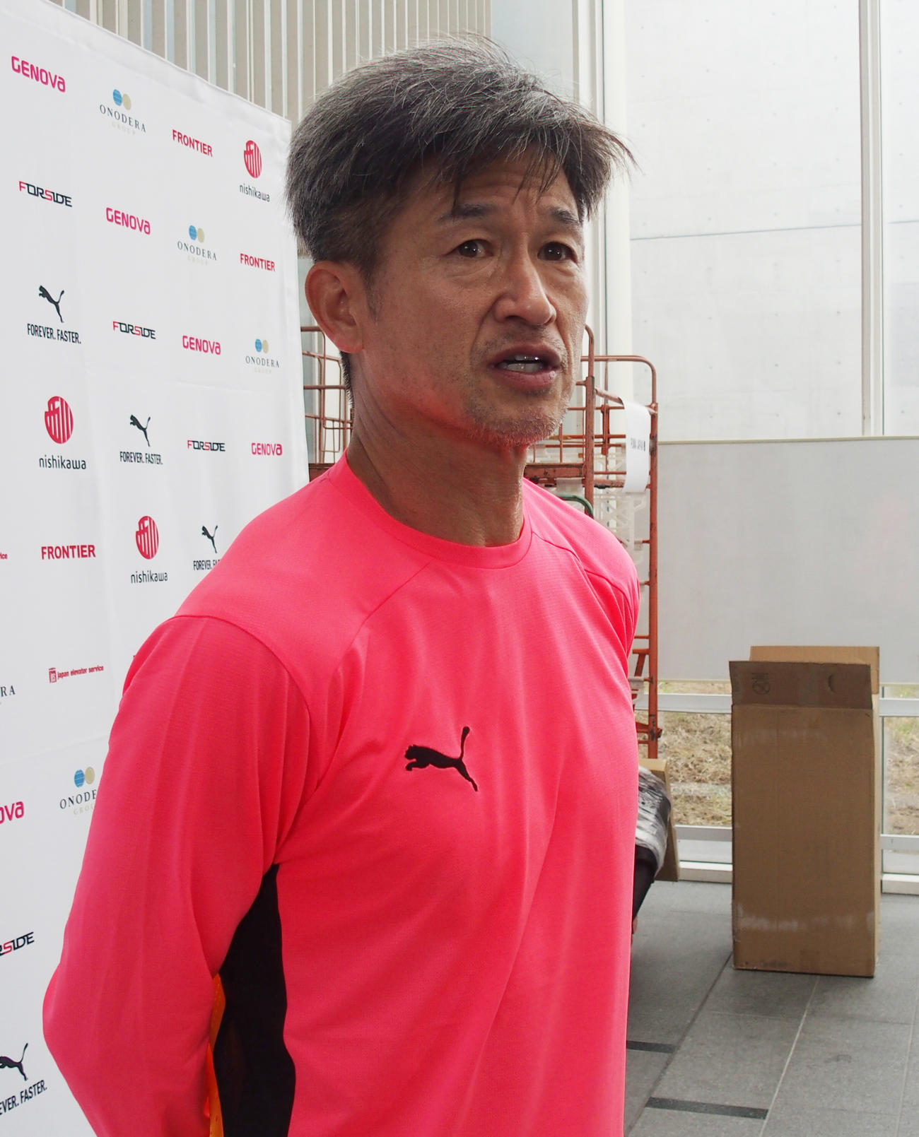 自主トレ後に取材対応するカズ（撮影・永田淳）