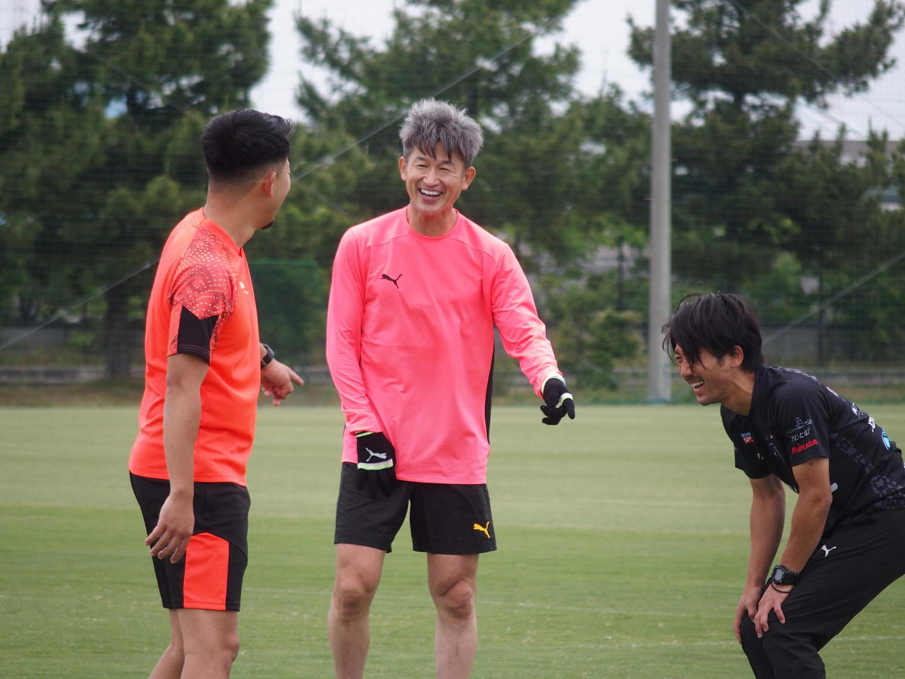自主トレで談笑するカズ（撮影・永田淳）