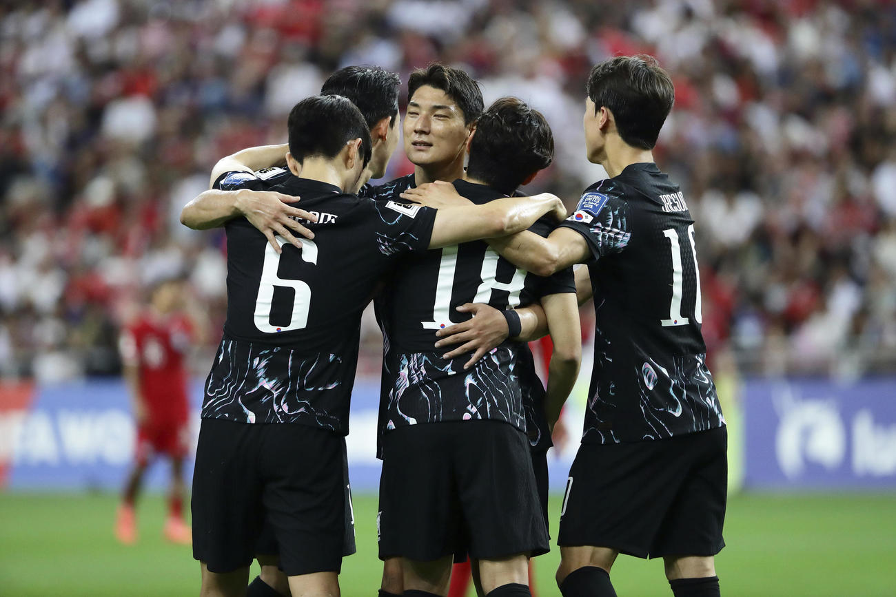 韓国－シンガポール　ゴールを決め、喜ぶ韓国の選手たち（AP）
