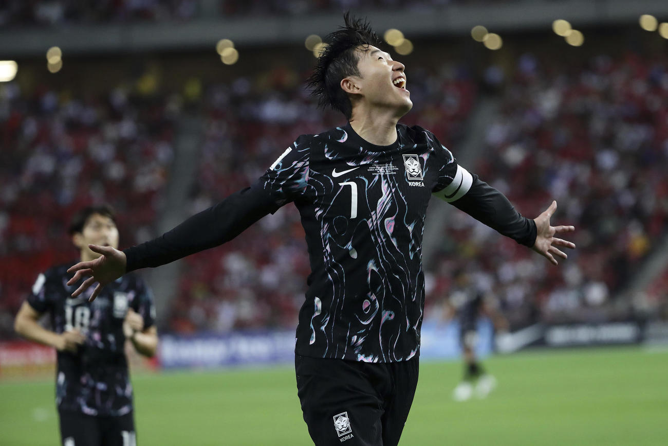 韓国－シンガポール　ゴールを決め、喜ぶ韓国の選手（AP）