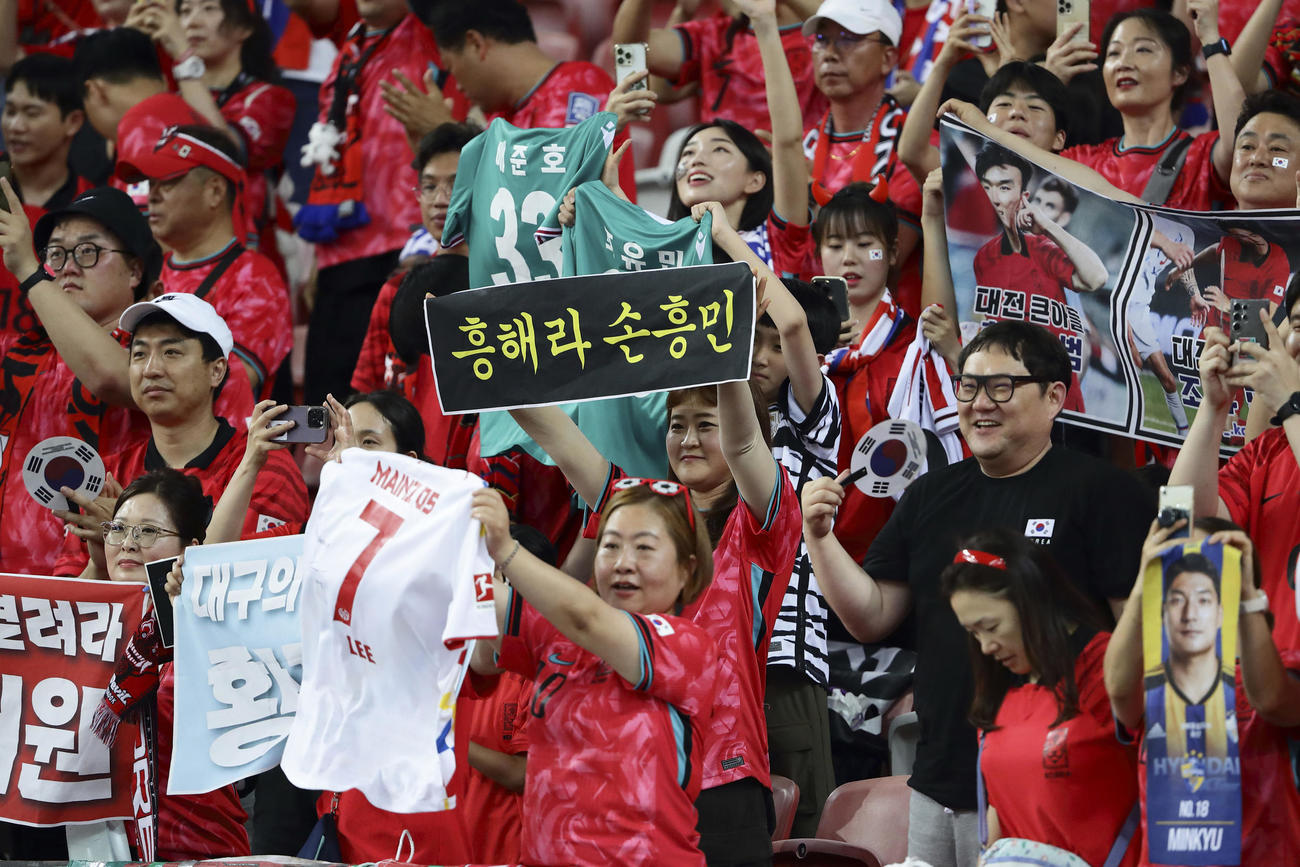 韓国－シンガポール　盛り上がる韓国のサポーター（AP）
