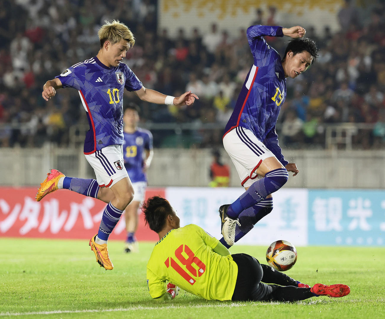 日本対ミャンマー　前半、攻め込む堂安（左）と鎌田（撮影・足立雅史）