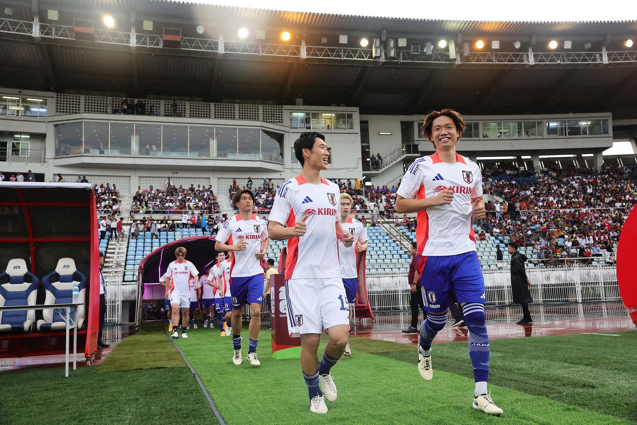 日本対ミャンマー　試合前練習に向かう板倉滉（手前右）と鎌田大地（同左）ら（撮影・足立雅史）