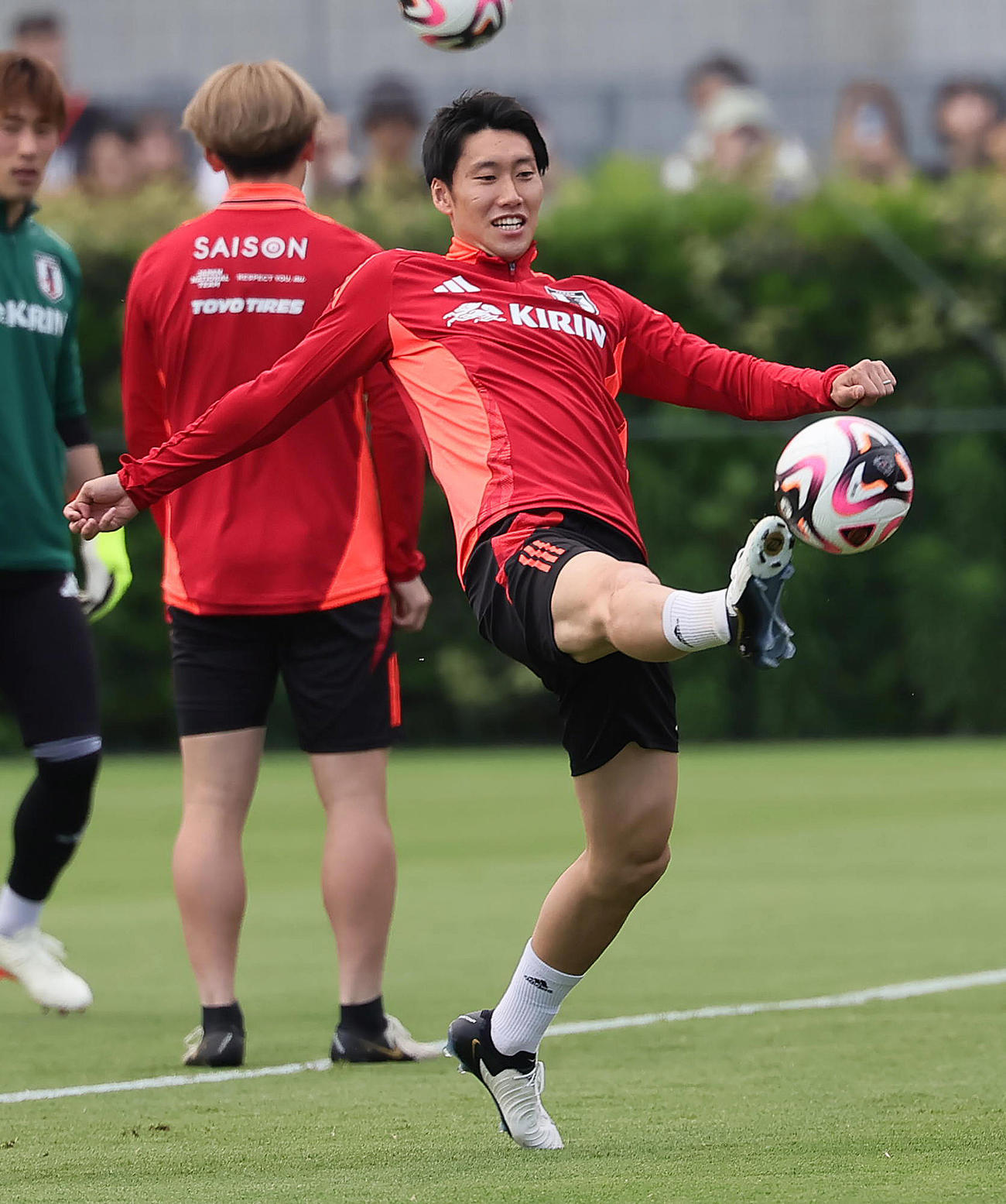 練習前、ボール回しに笑顔を見せる鎌田（2024年6月3日撮影）