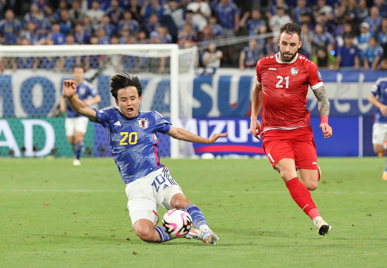 日本対シリア　前半、ボールに向かう久保（左）（撮影・加藤孝規）