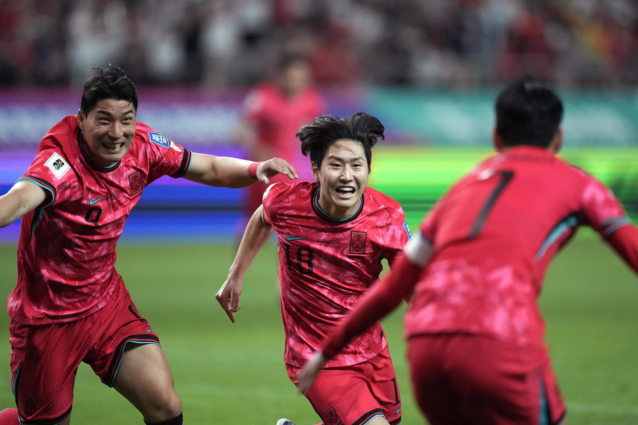 決勝ゴールを決めた韓国MFイ・ガンイン（中央）（AP）
