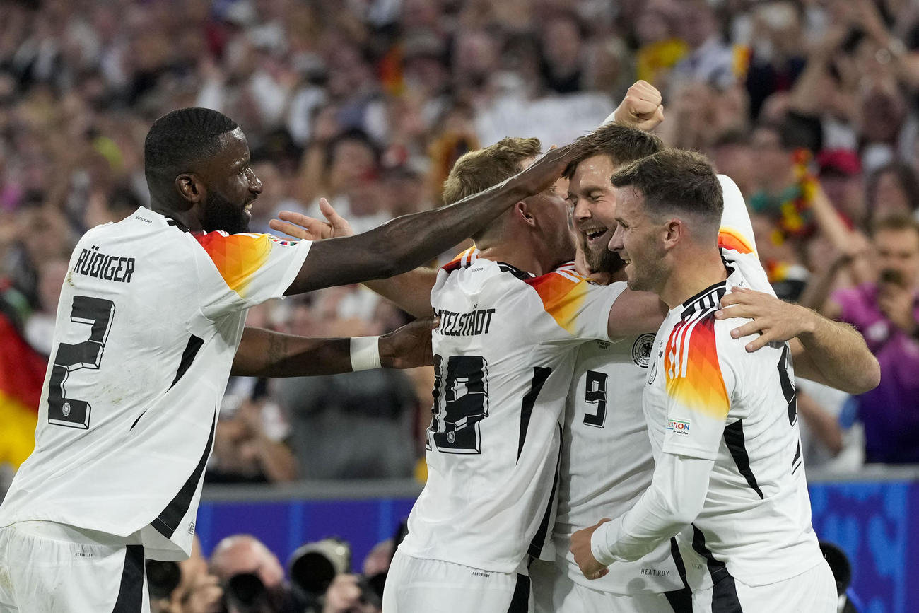 チームの4点目を決めた後、チームメイトと喜ぶドイツFWフュルクルク（AP）