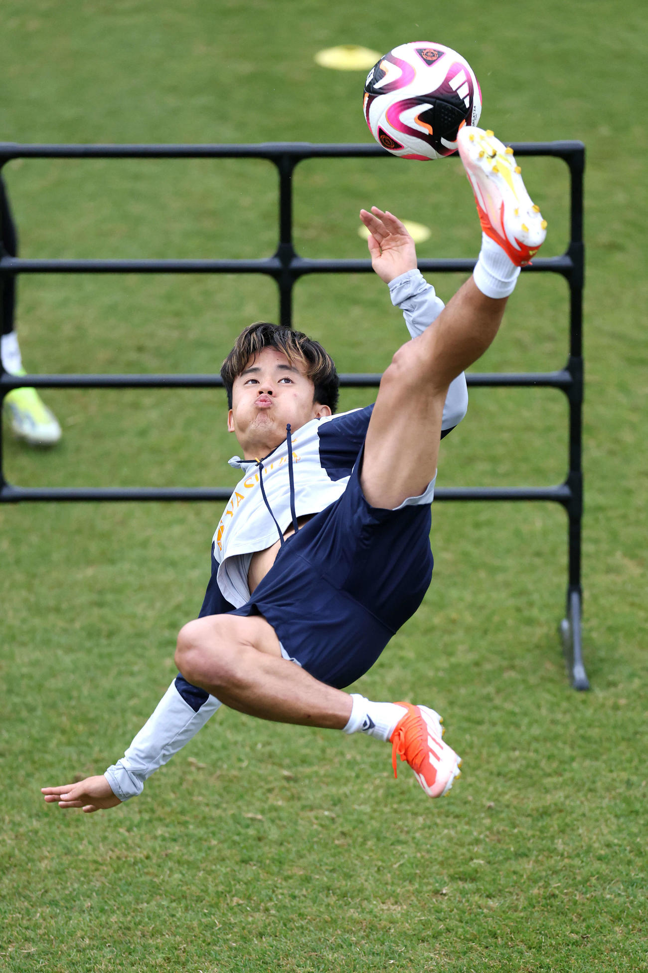 フットバレーでオーバーヘッドするレアル・ソシエダード久保（2024年5月28日撮影）