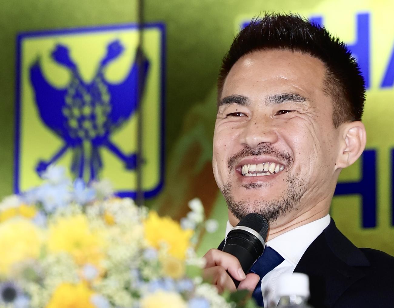 笑顔で記者の質問に答える岡崎（撮影・河田真司）