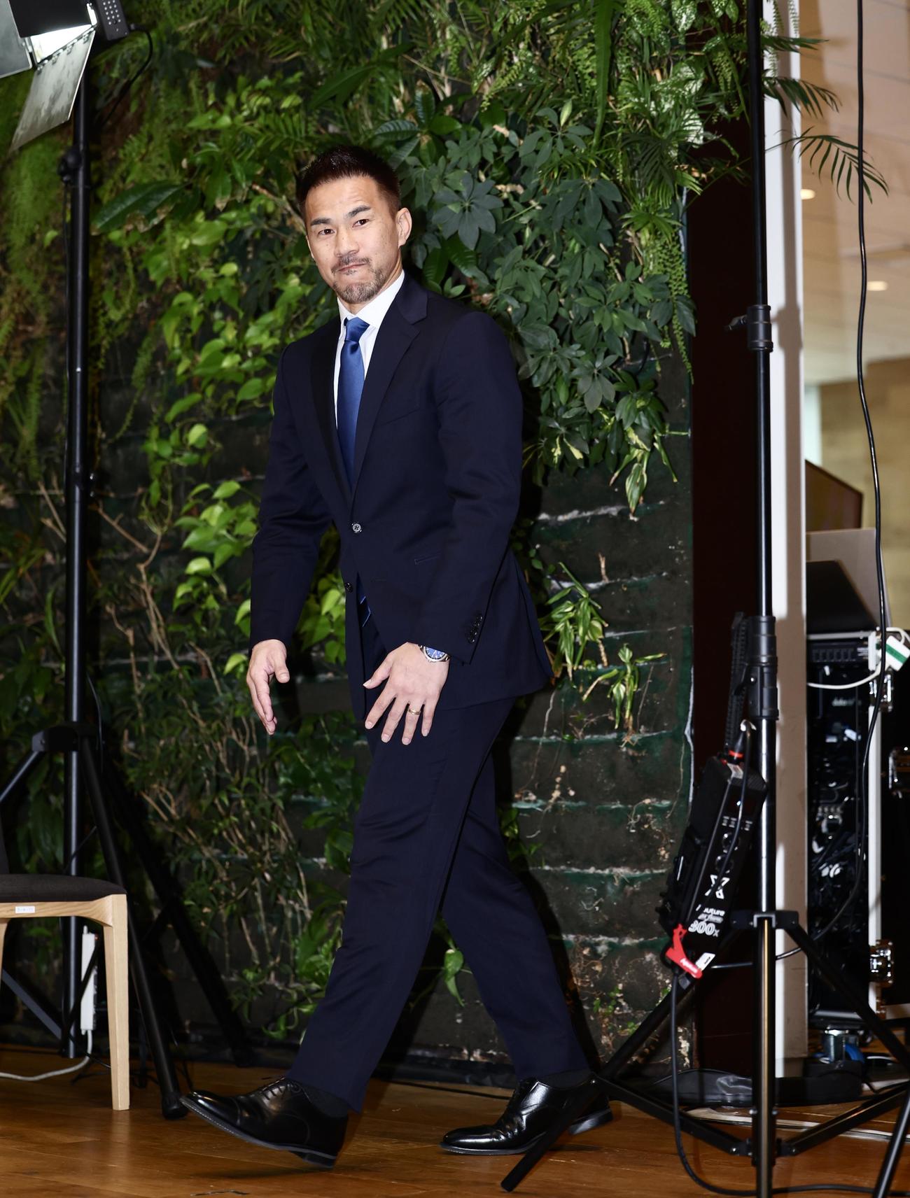 会見場に入る岡崎（撮影・河田真司）