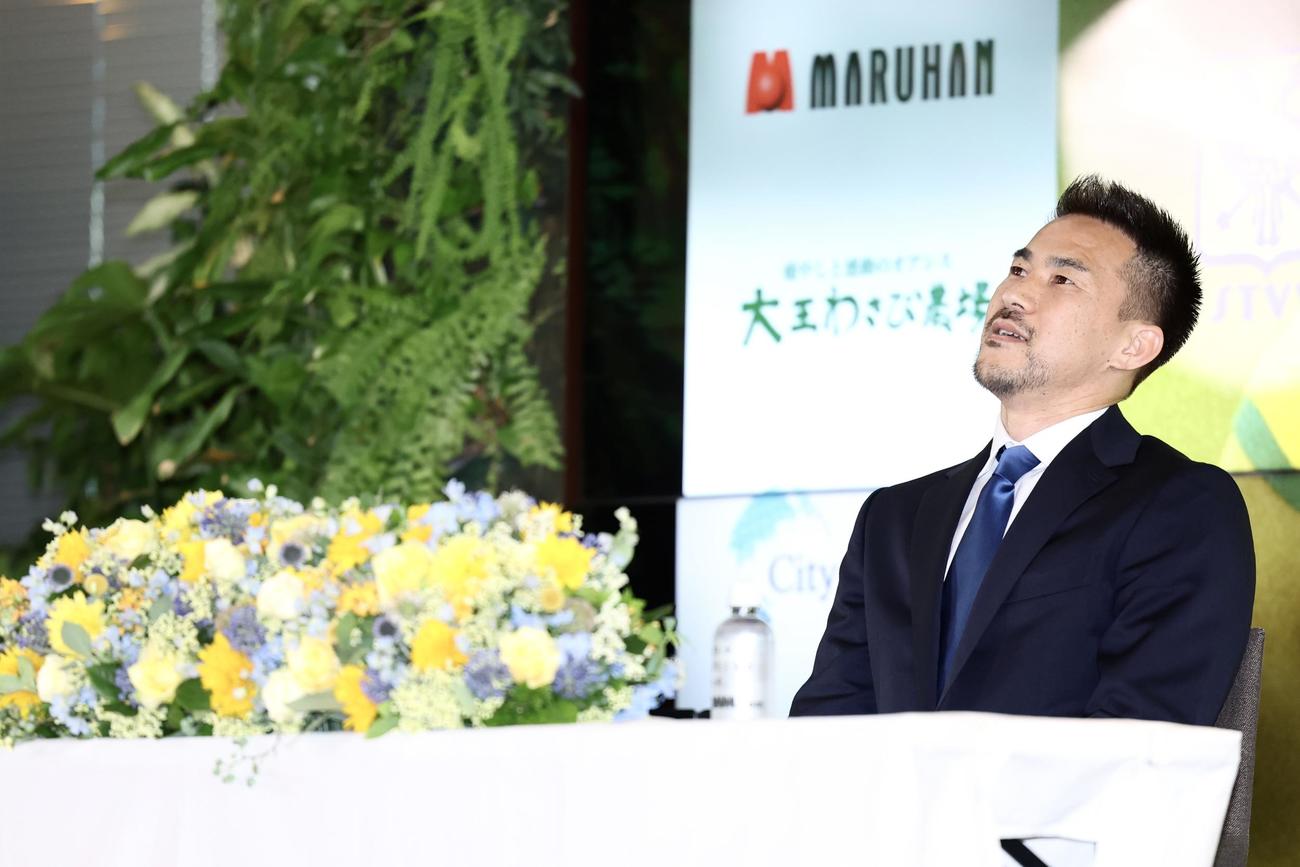 引退会見で記者の質問に答える岡崎（撮影・河田真司）
