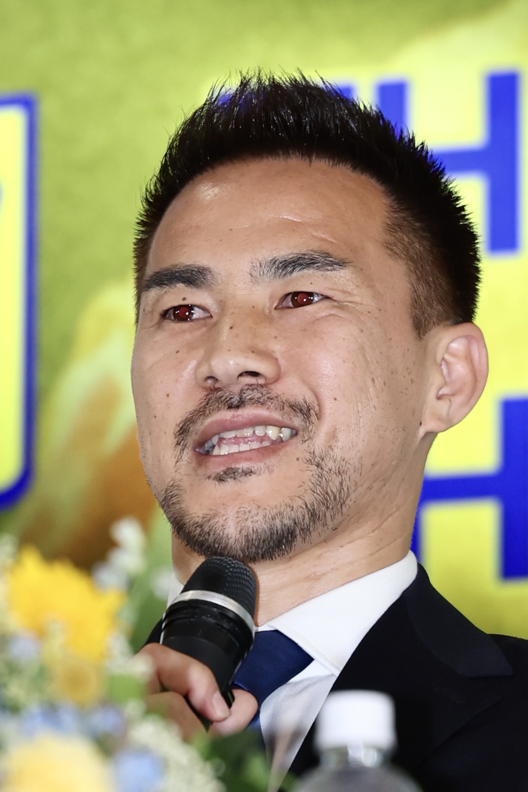 引退会見で記者の質問に答える岡崎（撮影・河田真司）
