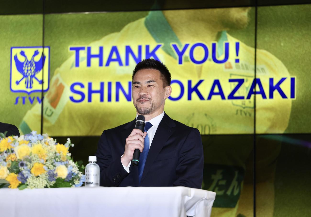 引退会見に臨む岡崎（撮影・河田真司）