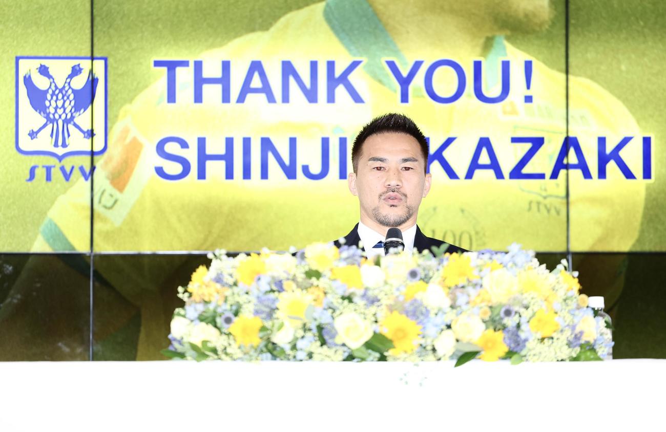 引退会見に臨む岡崎（撮影・河田真司）