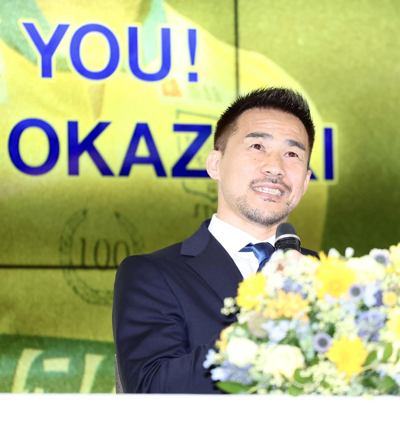引退会見に臨む岡崎（撮影・河田真司）