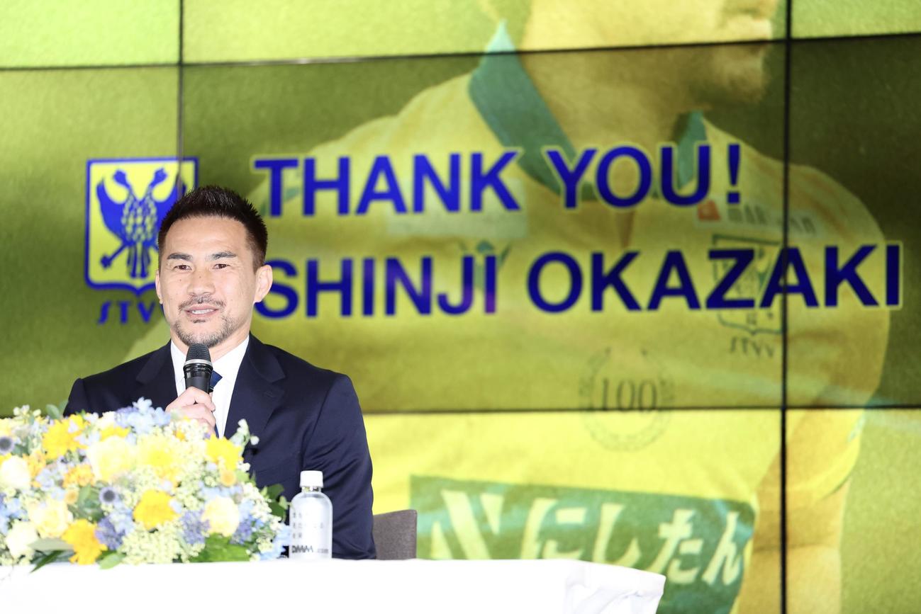 引退会見に臨む岡崎（撮影・河田真司）