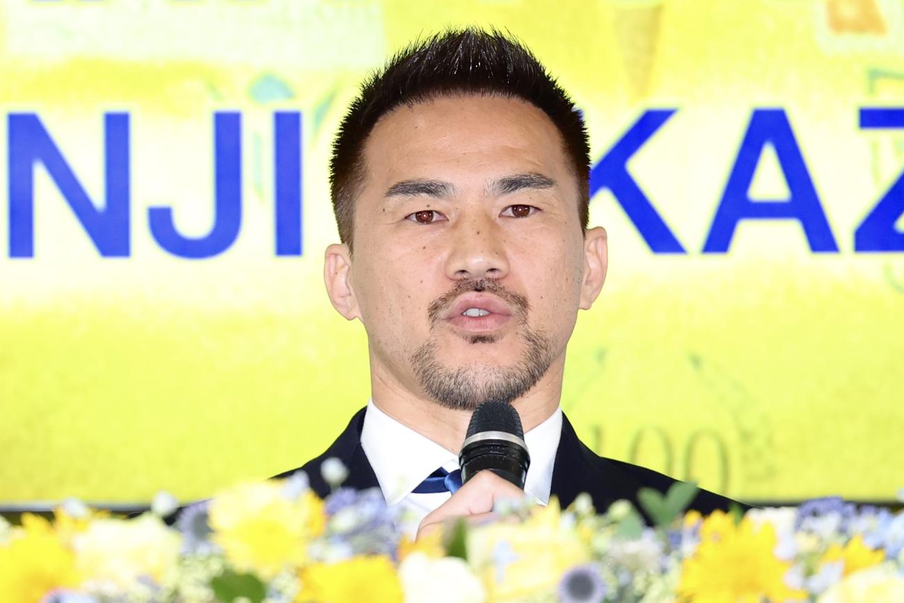 引退会見に臨む岡崎（撮影・河田真司）