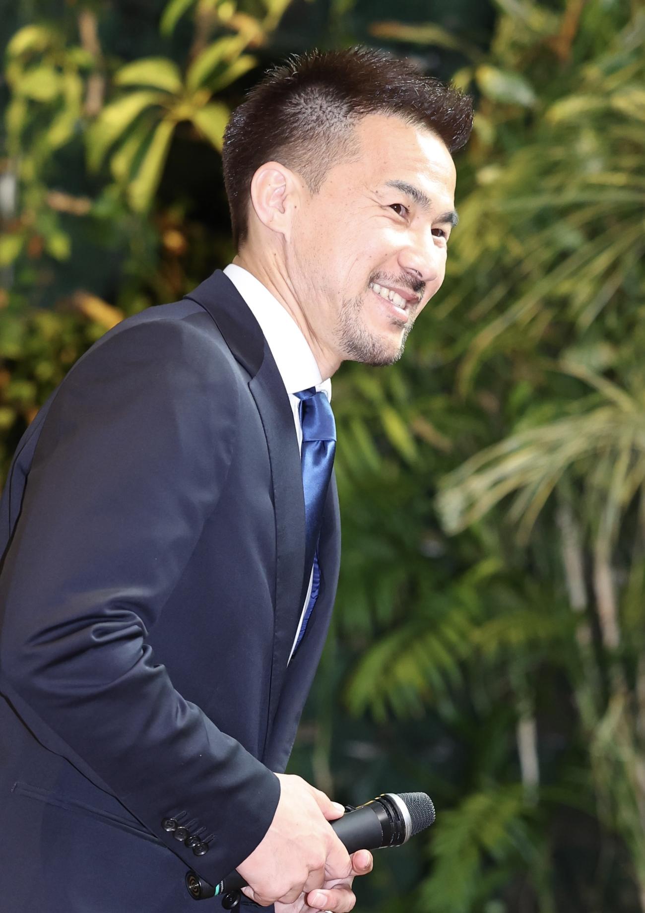引退会見を終え、退席する岡崎（撮影・河田真司）