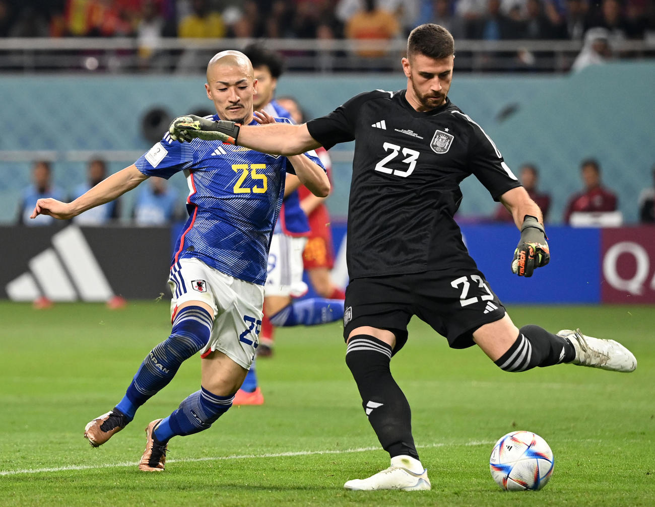 日本対スペインでプレーするスペインGKシモン（右）（2022年12月1撮影）
