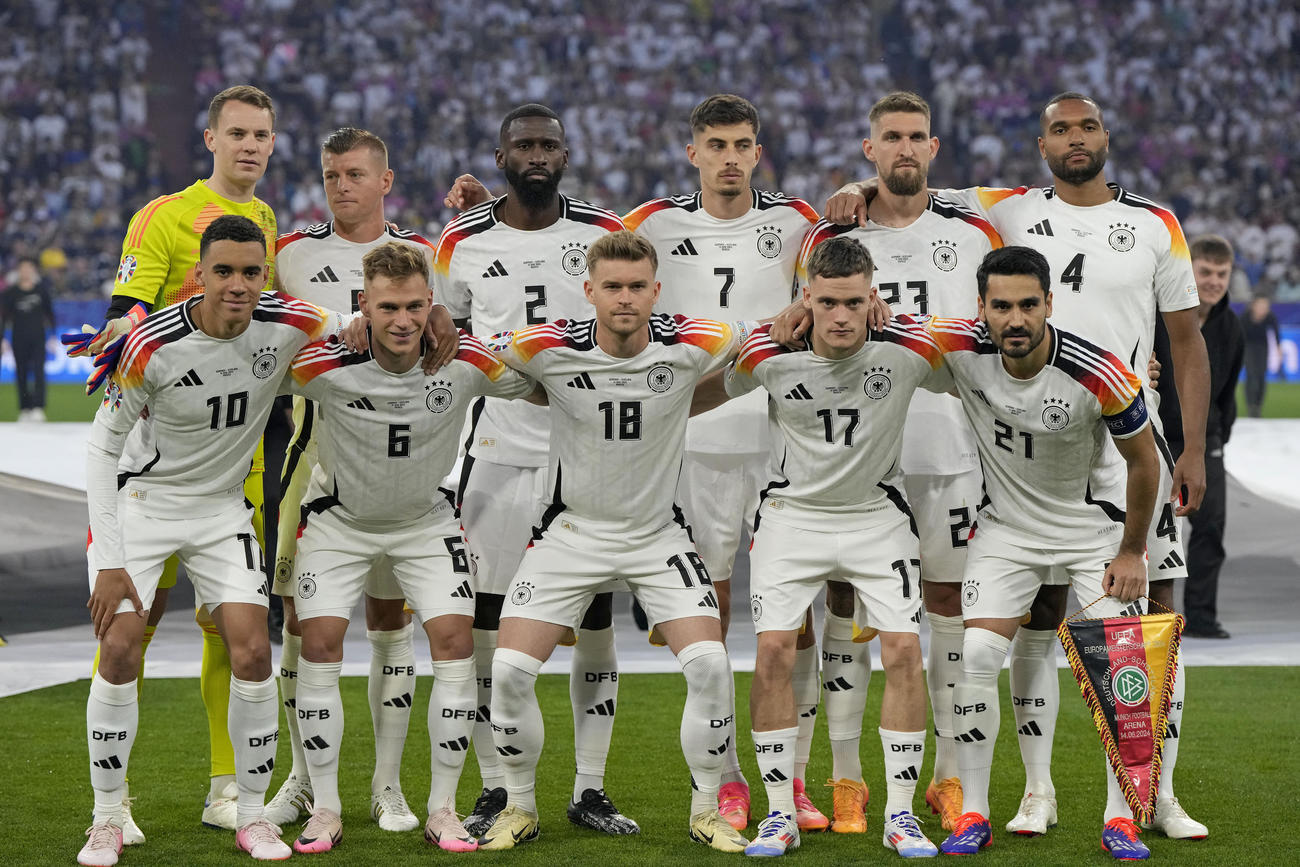 ポーズをとるドイツイレブン（AP）