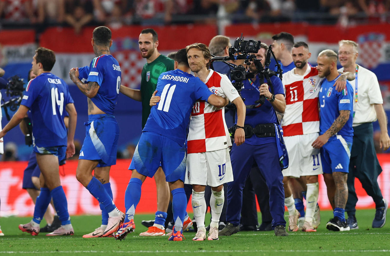クロアチア対イタリア　試合後、イタリア・ラスパドーリとたたえ合うクロアチアMFモドリッチ（中央）（ロイター）