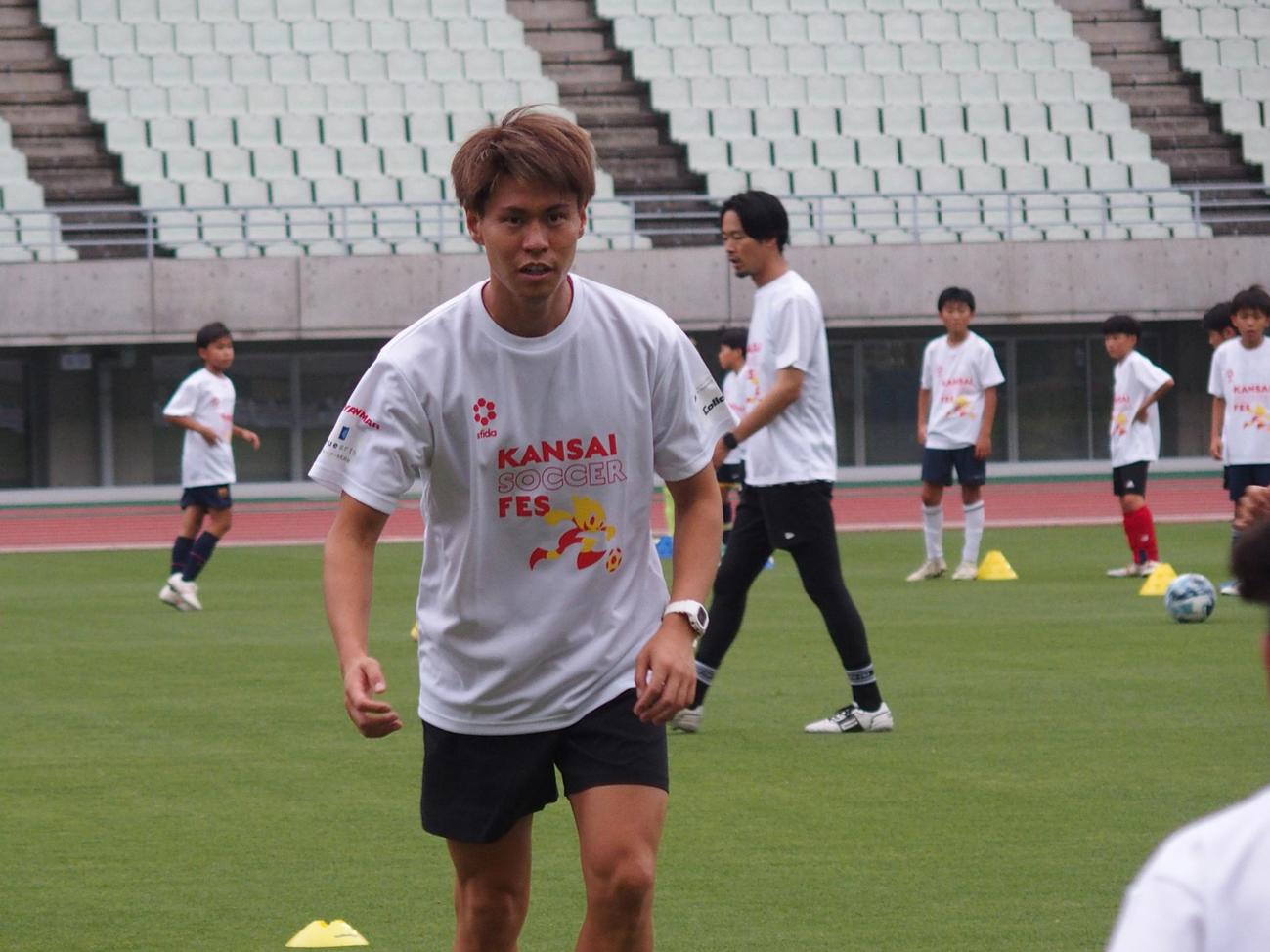 KANSAI SOCCER FESでパスするSDウエスカMF橋本拳人梧（撮影・永田淳）