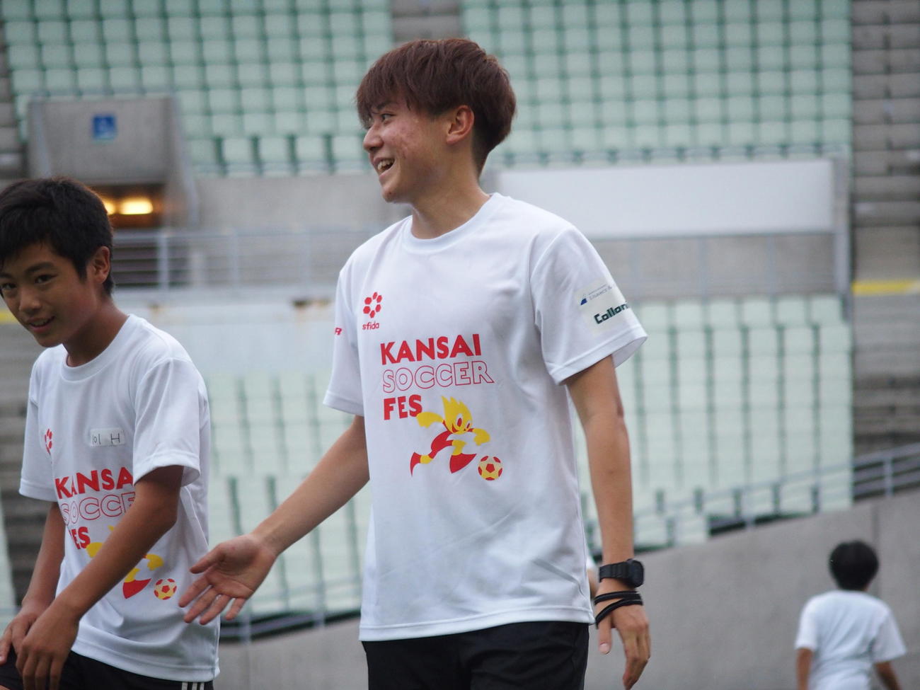 KANSAI SOCCER FESで参加選手と話すグールニク・ザブジェMF宮原勇太（撮影・永田淳）