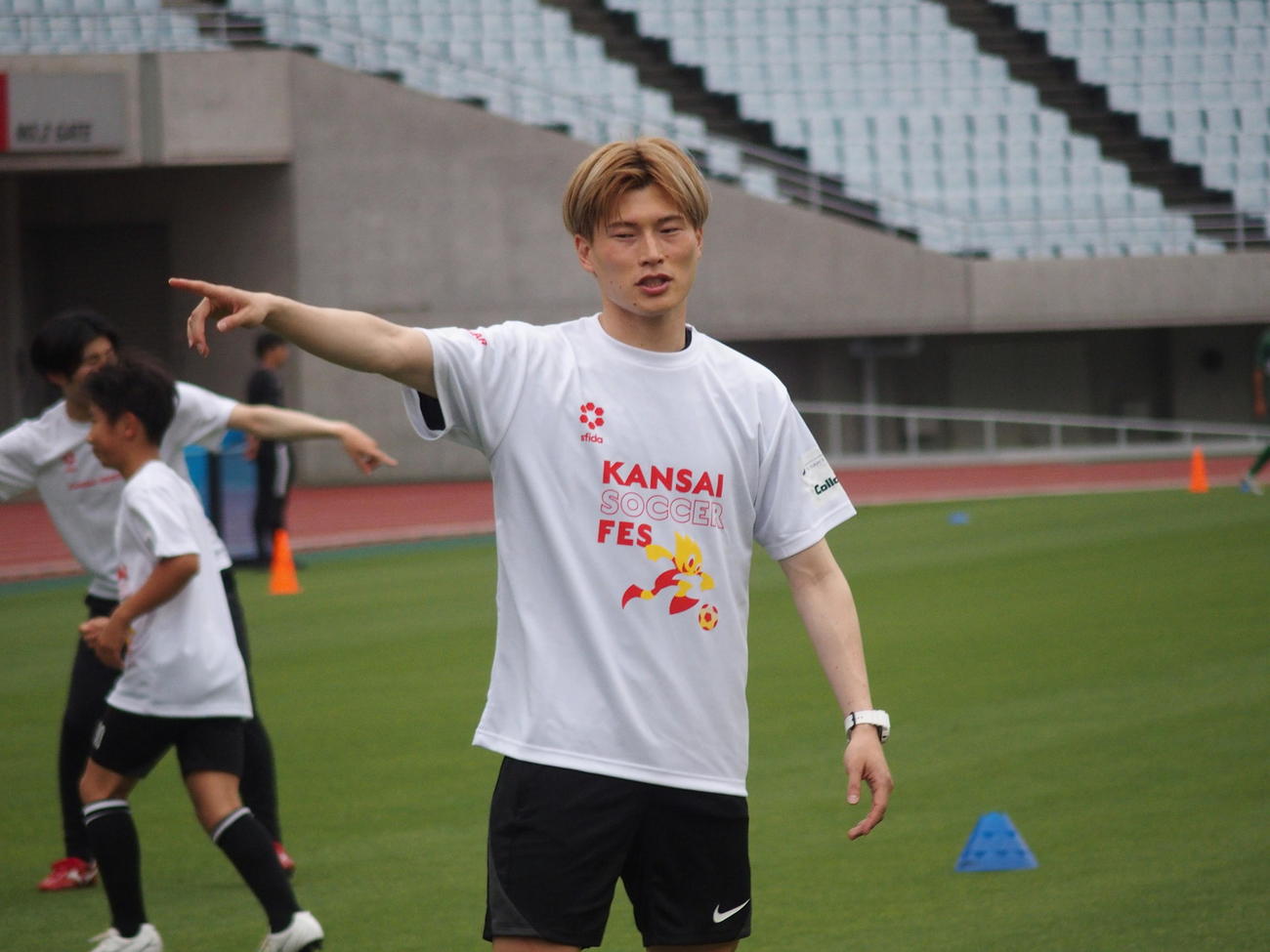 KANSAI SOCCER FESで指導するセルティックFW古橋亨梧（撮影・永田淳）