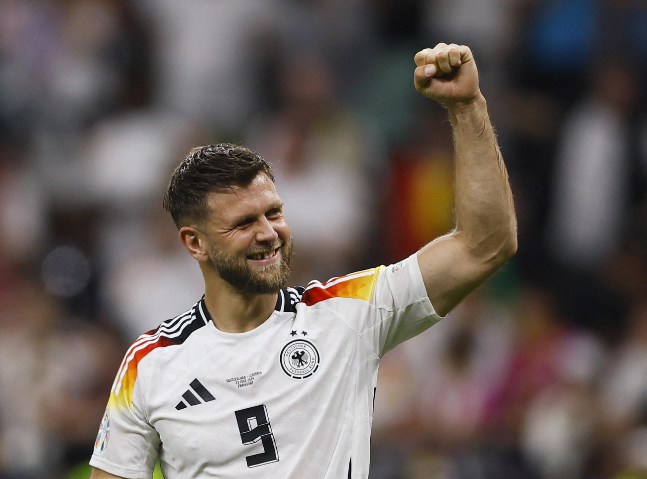 試合後に笑顔を見せるドイツ・フュルクルク（中央＝ロイター）