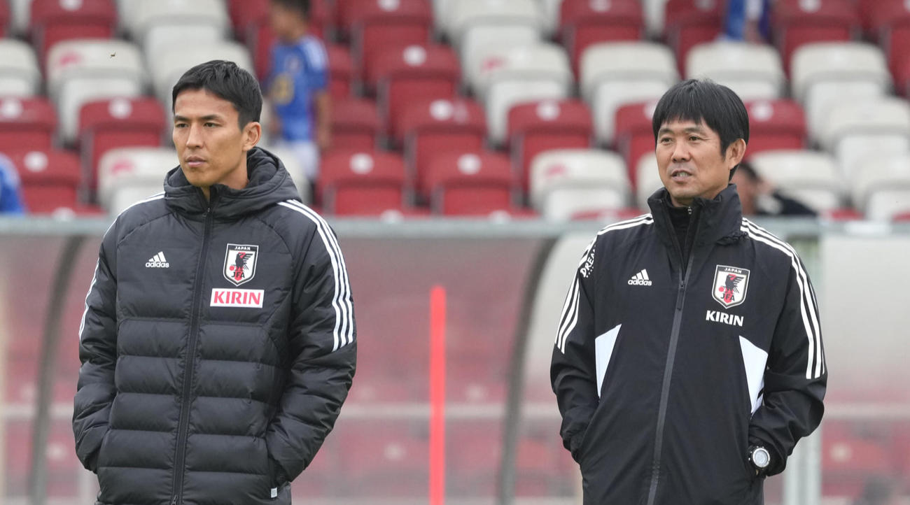 長谷部誠氏（左）と森保一監督（2022年9月撮影）