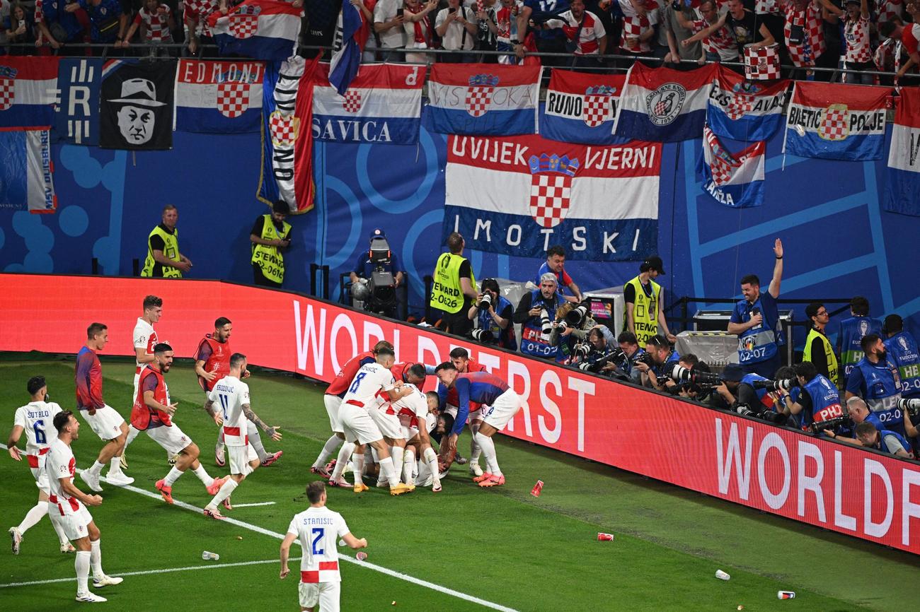 クロアチア対イタリア　先制点を決めたMFモドリッチの元に集まり喜びを爆発させるクロアチアの選手たち（ロイター）