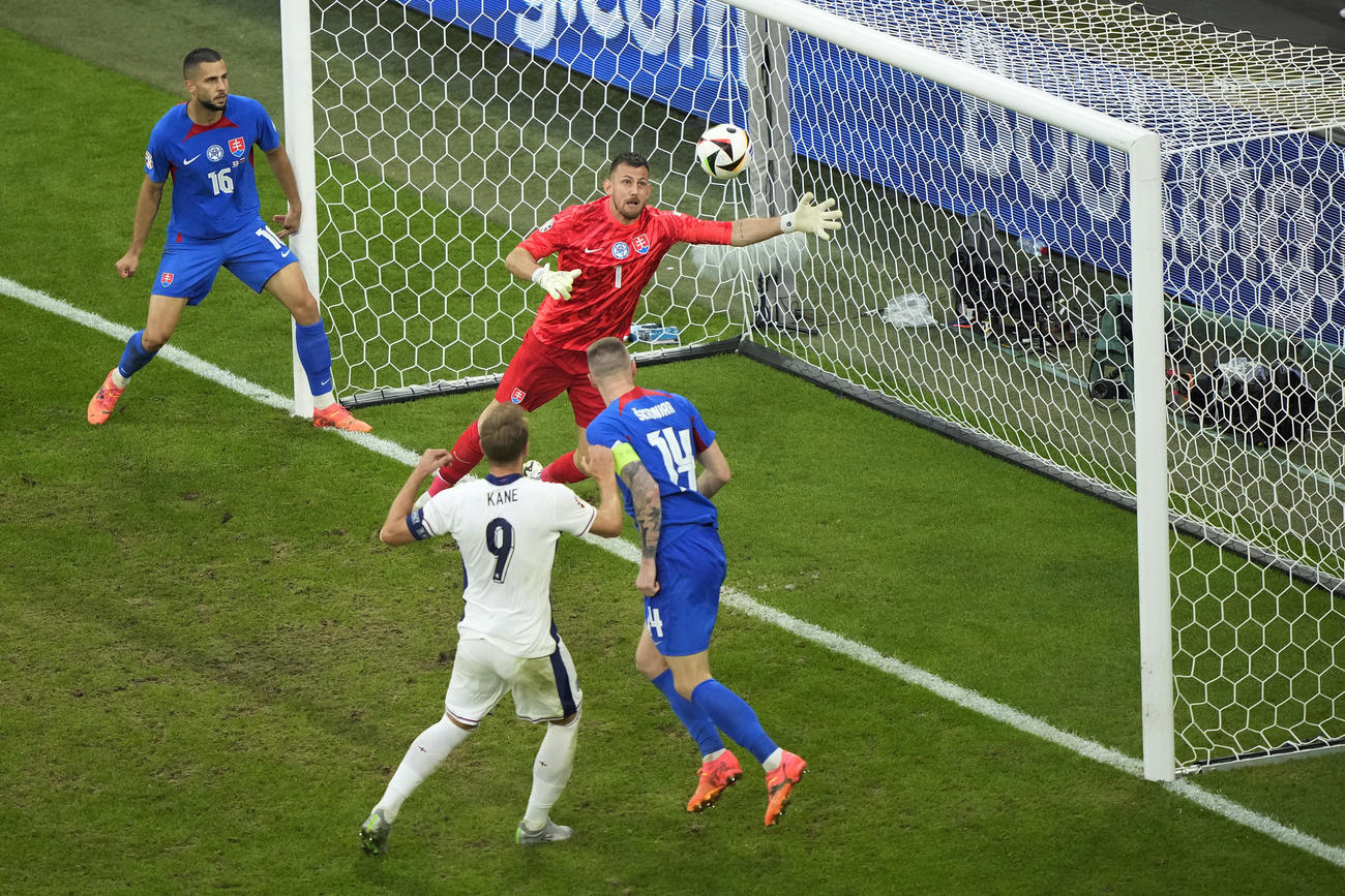 ゴールを決めるイングランド・ケーン（AP）