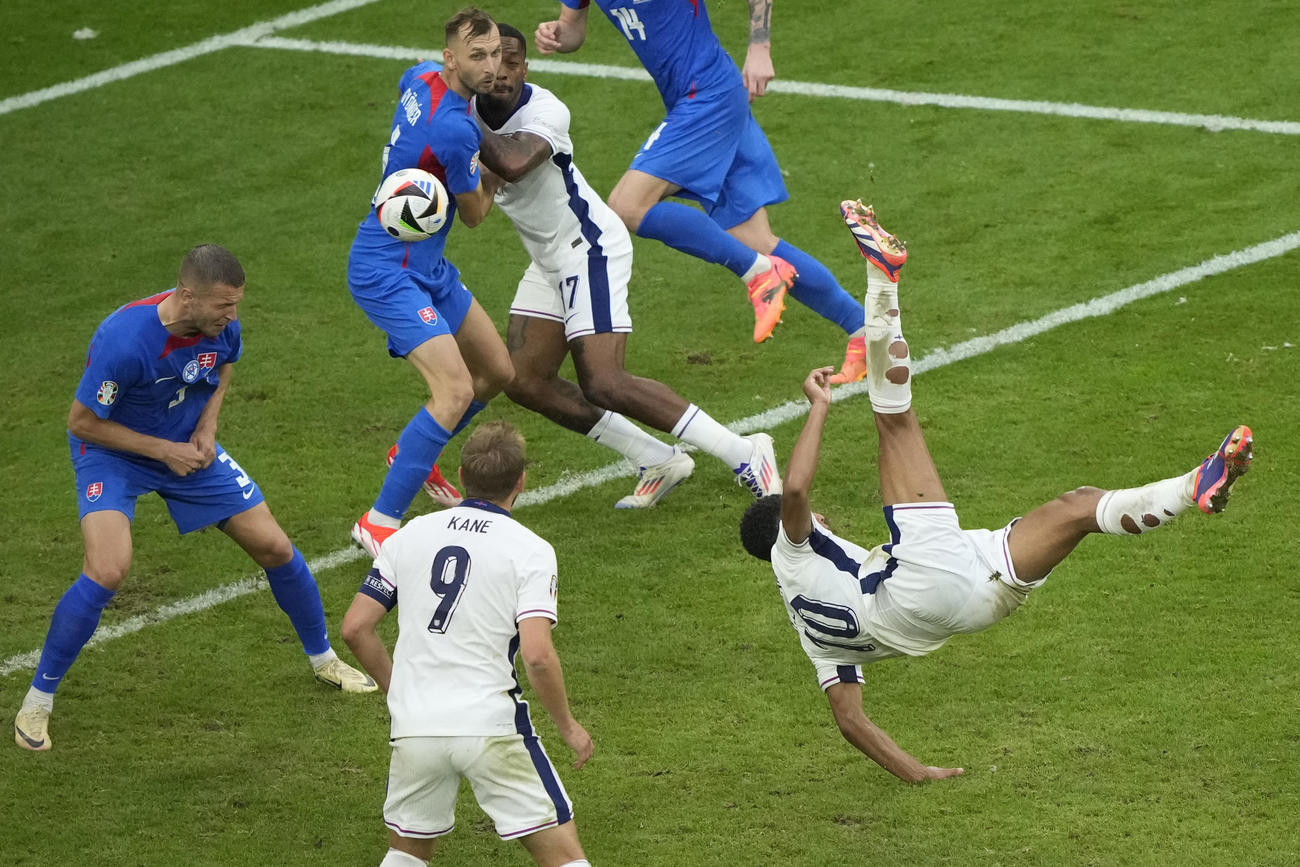 ゴールを決めるイングランド・ベリンガム（AP）