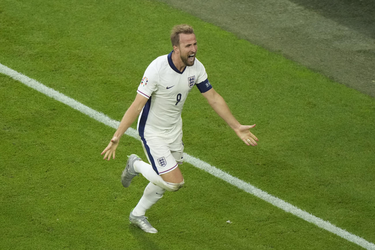 ゴールを決めたイングランド・ケーン（AP）